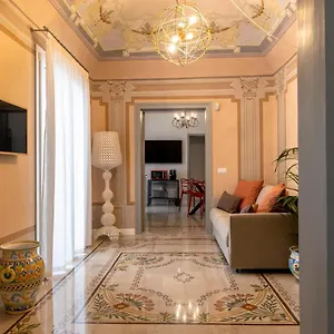 https://palazzo-guajana.sicilyhotelsitaly.net